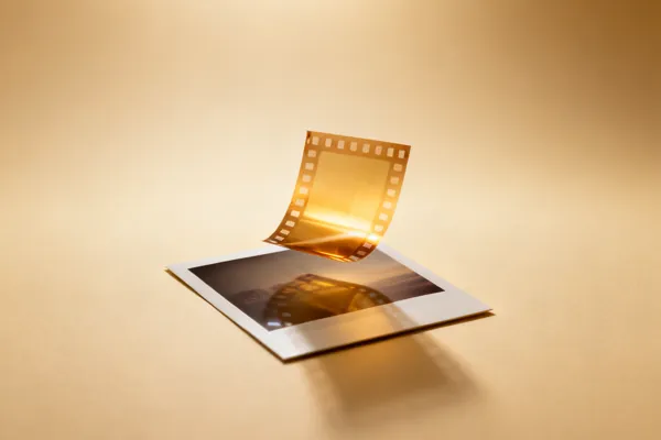 Фотокарточка, из которой выходит кадр
